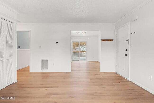 Building Photo - 25A Pine Ln