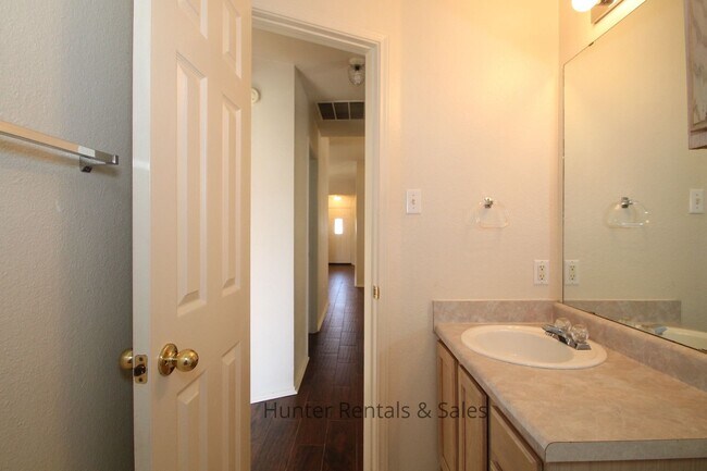 Building Photo - Amazing Fox Creek Home!