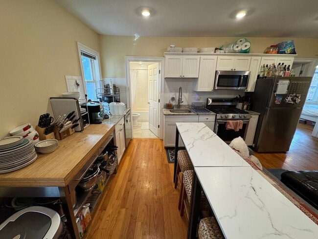 Building Photo - BEAUTIFUL UNIT IN CAMBRIDGE!!!!!!!!!!!