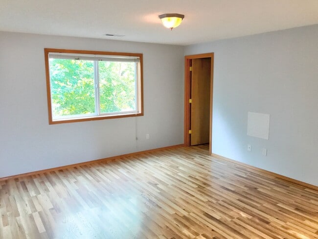 Building Photo - Powellhurst Renovated 3 Bedroom with AC, Garage, Fenced Backyard