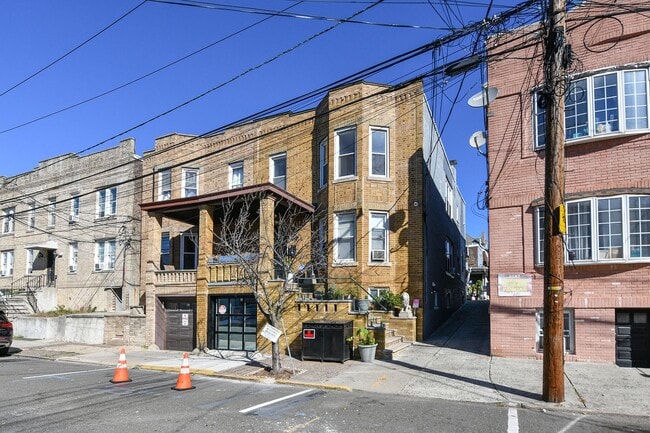 Building Photo - 1402 8TH St