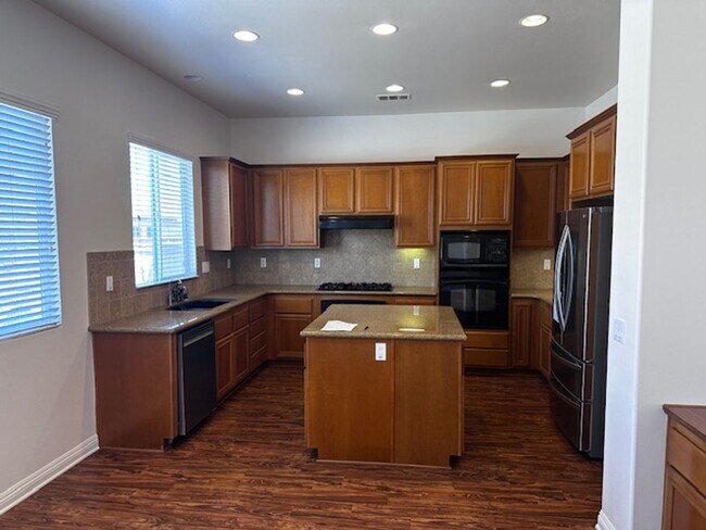 Building Photo - Excellent Extended Family home!