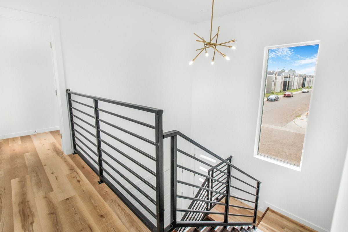 Building Photo - 706 W Seminole Ave