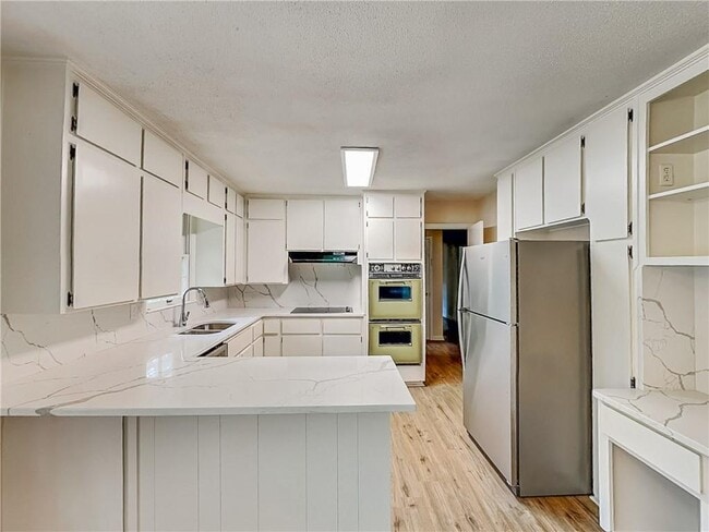 Building Photo - 3908 Bellair Dr