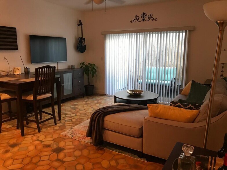 Building Photo - 2800 Pine Tree Dr