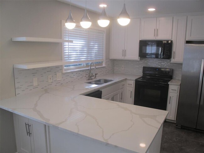 Building Photo - 3504 Roanoke Dr