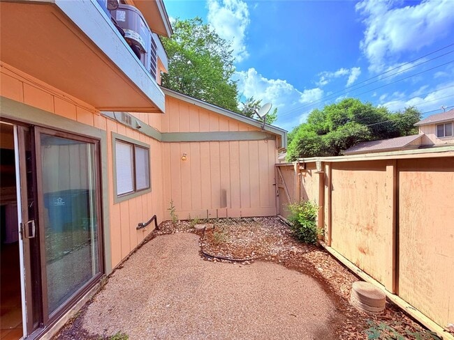 Building Photo - 9611 Blue Creek Ln