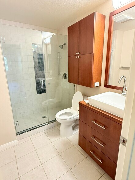 Building Photo - 2222 N Beachwood Dr