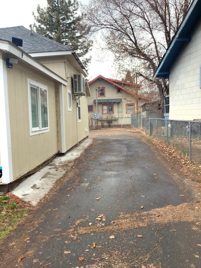 Building Photo - Cute Newley Renovated Duplex