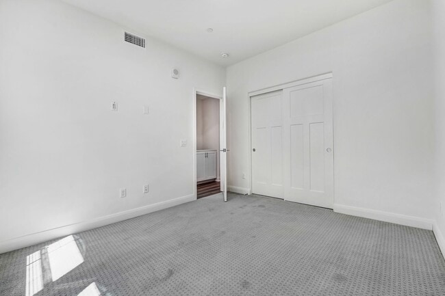 Building Photo - Sophisticated Modern Townhouse in the Hear...