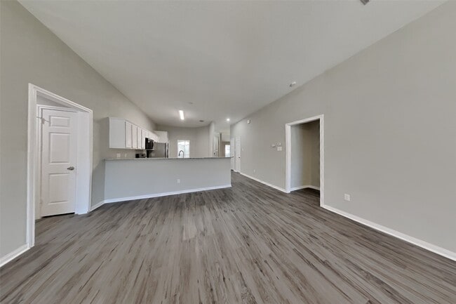 Building Photo - 1015 S Wellsford Dr