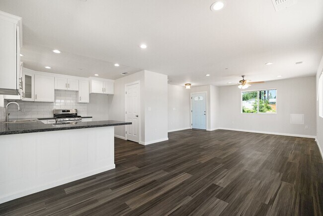 Building Photo - Paradise-Newer construction, 2 bed 2 bath +Bonus room, Garage, fenced yard, RV parking