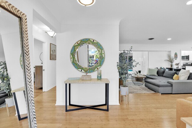 Building Photo - 798 E Boca Raton Rd