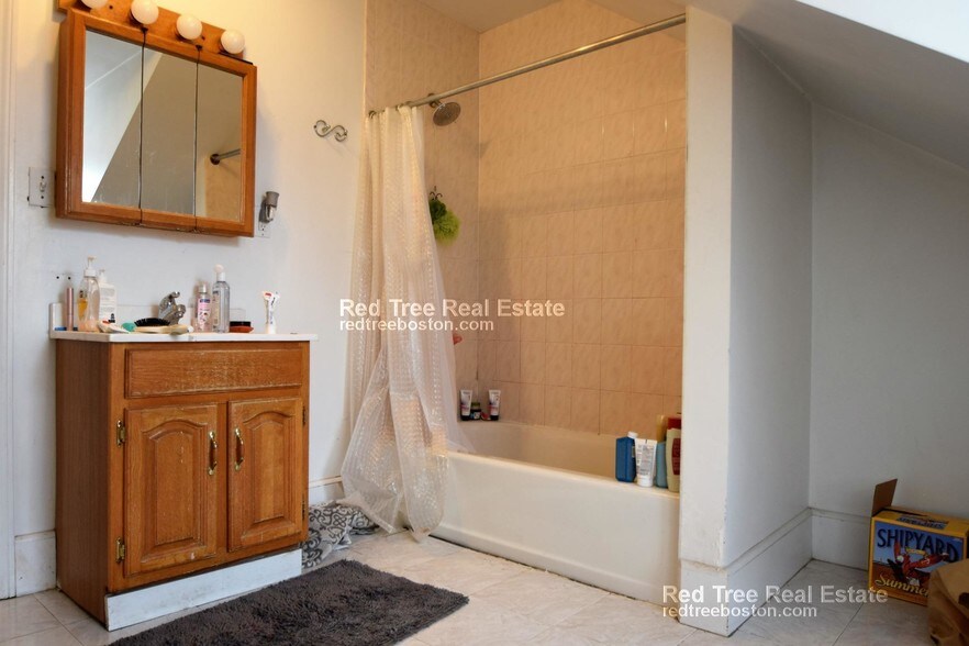 Building Photo - 216 Freeman St