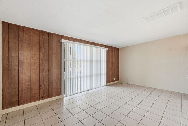 Building Photo - Light-Filled Tucson 2 Bedroom Rental – Move In This November!
