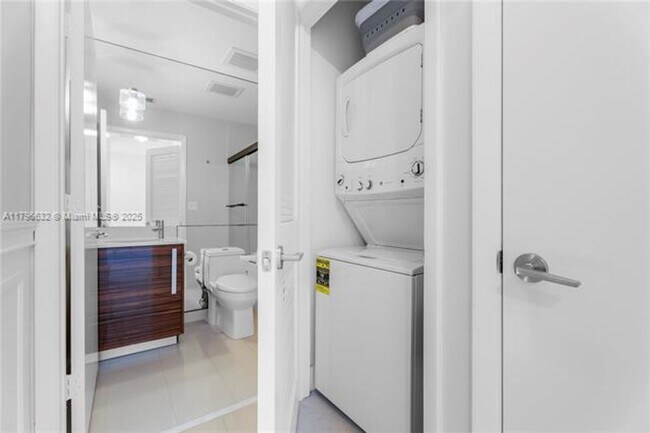Building Photo - 2020 N Bayshore Dr