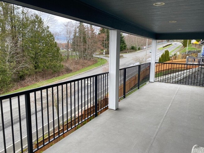 Building Photo - 5-Bedroom Home Located in Barkley Neighborhood