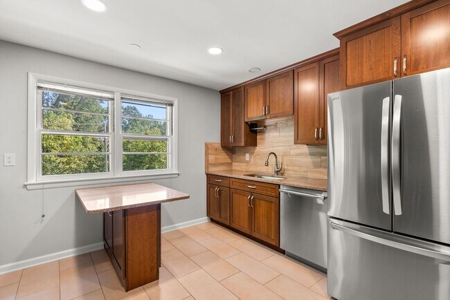 Building Photo - 5 Bed 3 Bath - Chevy Chase Rambler - Move IN Ready