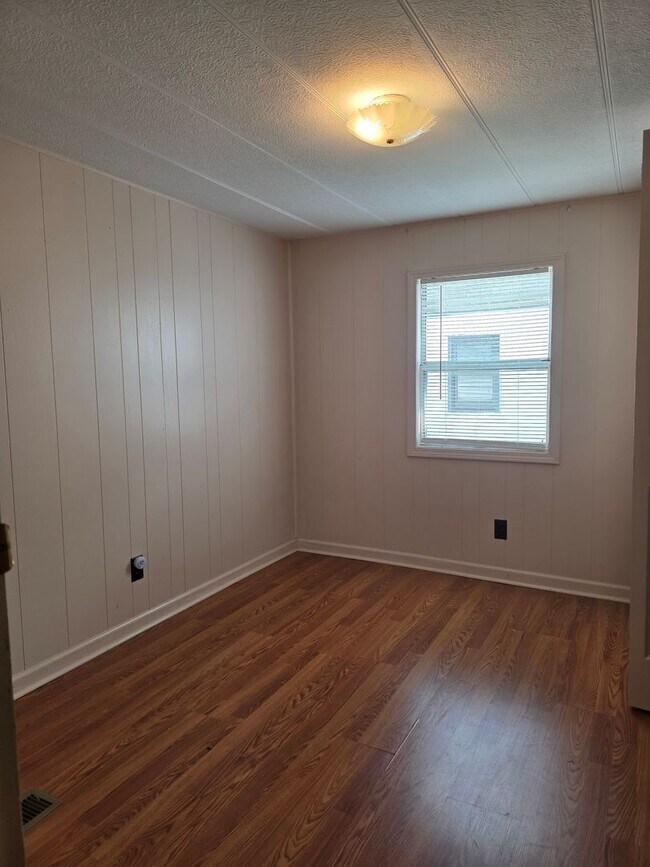 Building Photo - 3 Bedroom 1.5 Bath Mobile Home. Please read Description!