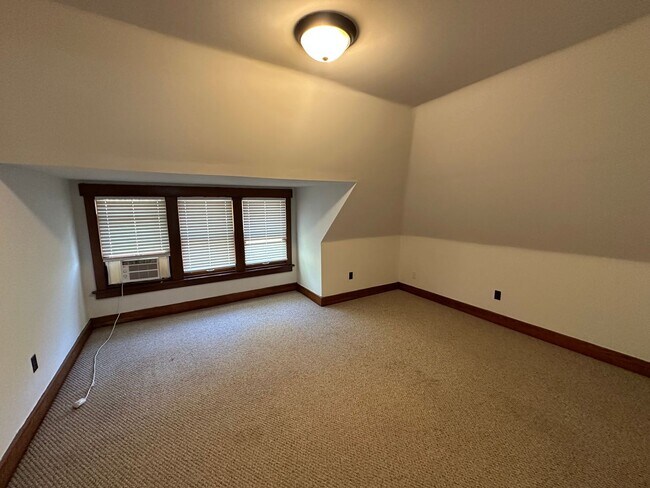 Building Photo - Short North / Victorian Village Single Family House!