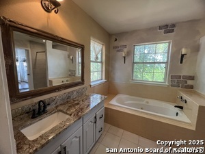 Building Photo - 568 Lake Forest