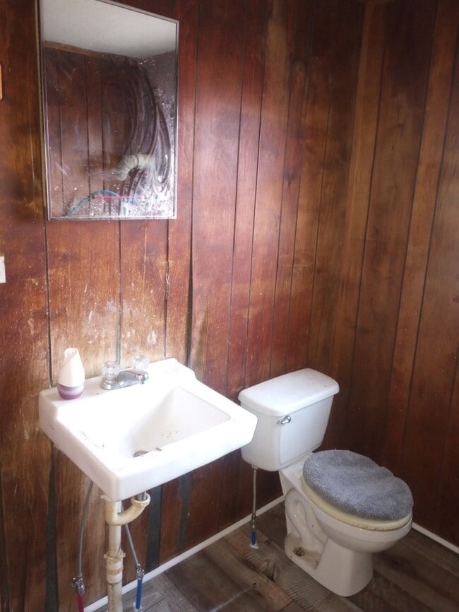 Building Photo - 2 Bedroom 1 Bathroom