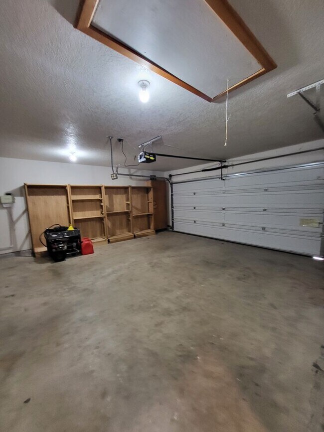 Building Photo - 604 Shadow Grove Ct