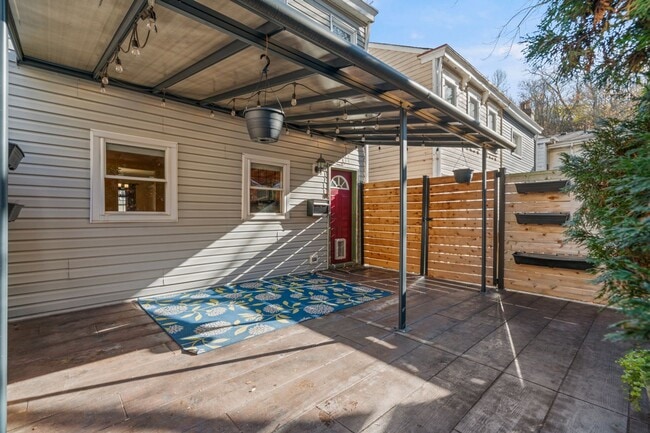 Building Photo - Charming 3 Bedroom/4 Bathroom Detached Home Located In The South Side Flats.  Available Immediately.