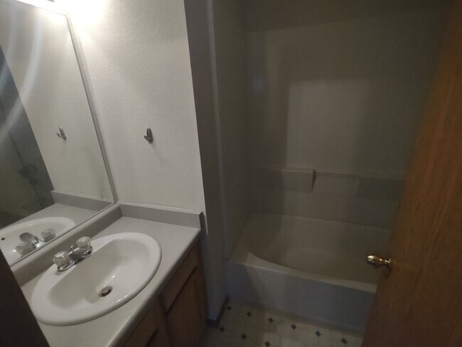 Building Photo - ALL PROSPECTIVE TENANTS MUST SUBMIT A $58 NON-REFUNDABLE APPLICATION FEE PER APPLICANT ONLINE AND...