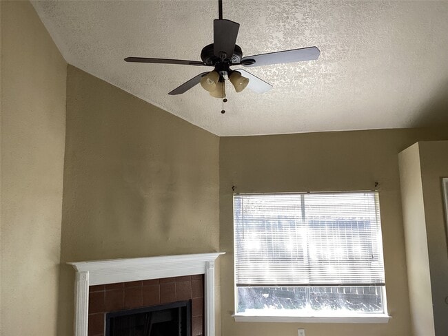 Building Photo - 15831 Bazelbriar Ln