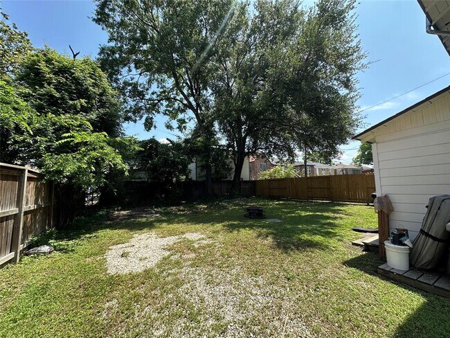Building Photo - 2421 Isabella St