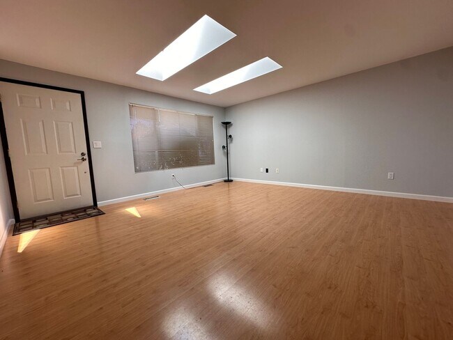 Building Photo - Cozy Woodinville Rambler waiting for its n...