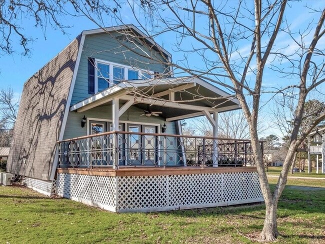 Building Photo - 825 Commodore Dr