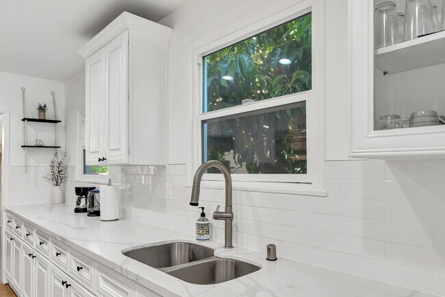 Building Photo - 7700 Oakdale Ave