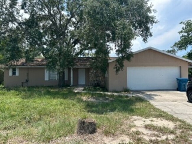 Building Photo - Large  3 bedroom, 2 bath pool home.