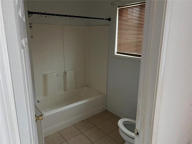 Building Photo - 16 Diamond St