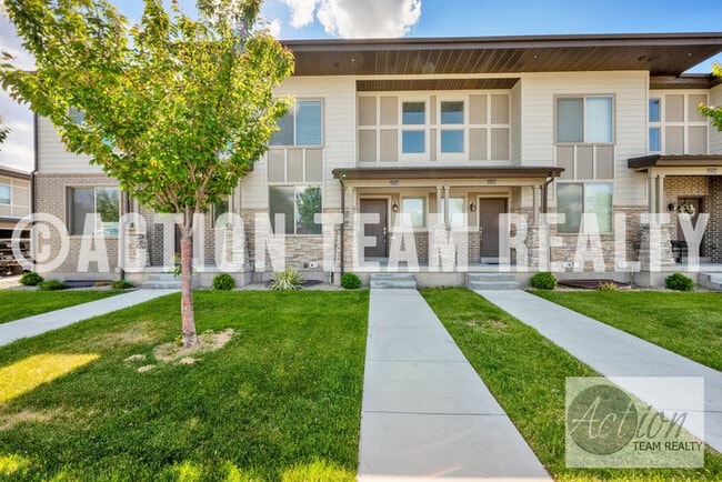 Primary Photo - Townhome in Riverton!