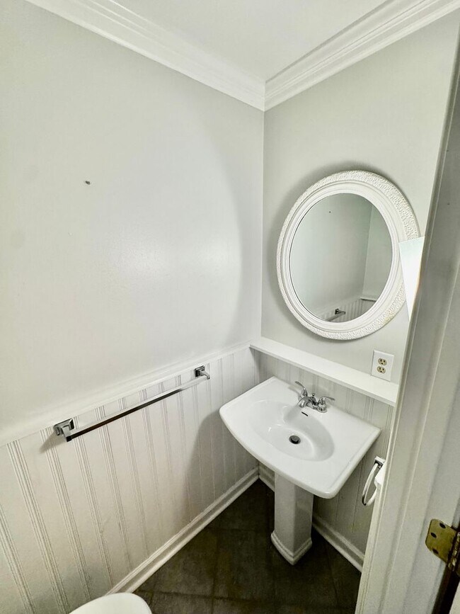 Building Photo - 2BR/1.5BA Townhouse in Shadowlawn!