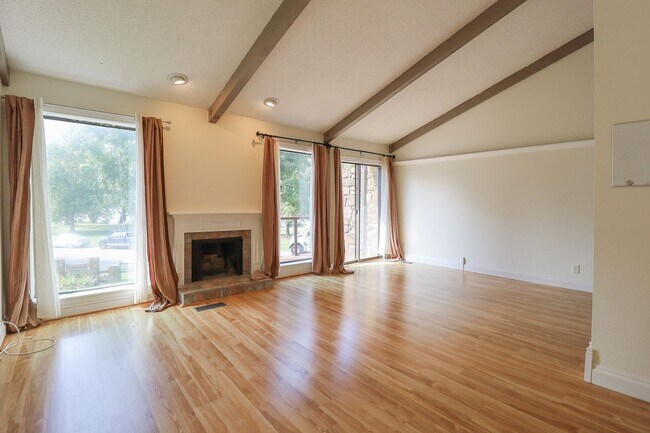 Building Photo - $1,655 / 2 Bed / 2 Bath / 1,150 sqft REMOD...