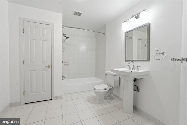 Building Photo - 3515 Devon Dr