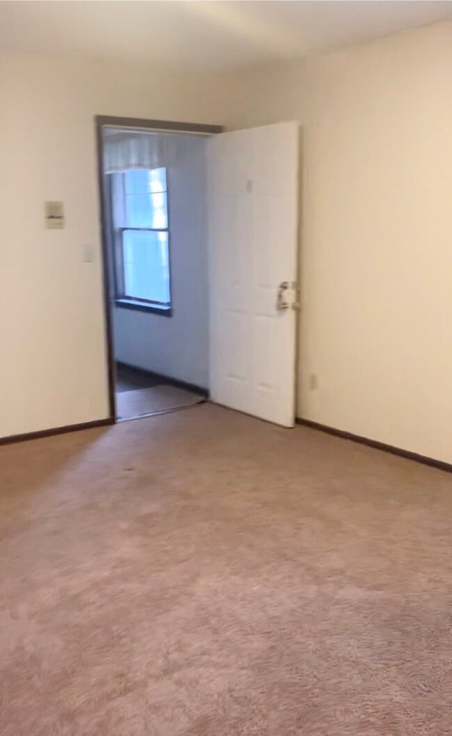 living from kitchen - 1100 W High St