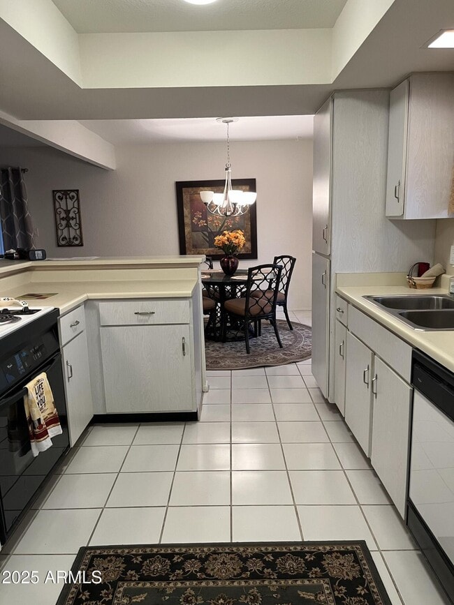 Building Photo - 25258 S Pinewood Dr