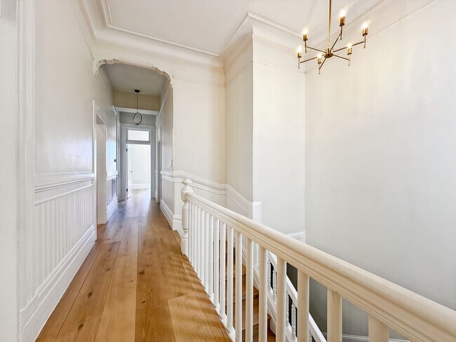 Building Photo - Top-Floor, Remodeled 5BR/2.5BA Victorian Flat, Pet Friendly, Steps from Alamo Square