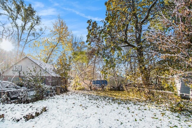 Building Photo - 528 Avon St