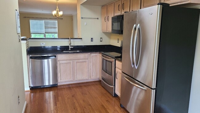 Building Photo - Spacious & Sunny 2Bed/2Bath End Unit in The Village at Town Center