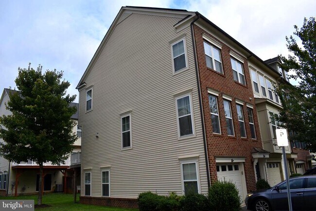 Building Photo - 22455 Glenbow Way