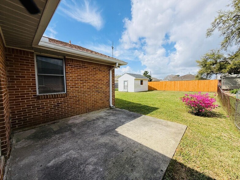 Building Photo - 1104 N Bengal Rd