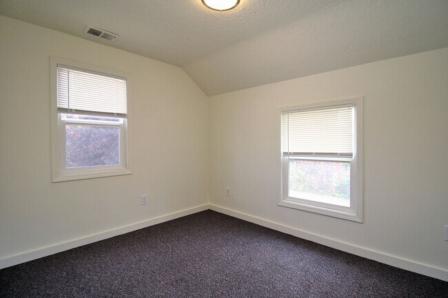 Building Photo - UNIVERSITY LIVING - Beautiful 5 Bedroom Ho...