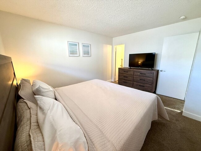 Building Photo - Charming 3BR Home w/ River Views, Open Floor Plan & Island Kitchen- Available Now!