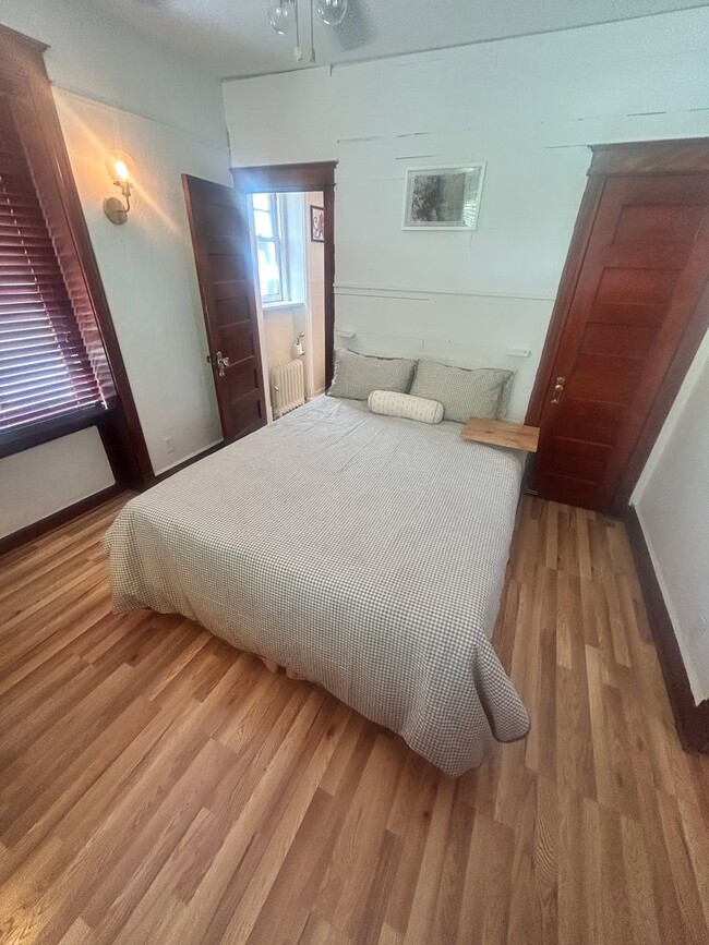 Building Photo - 2 bed 1 bath Cap Hill Condo w/Parking!